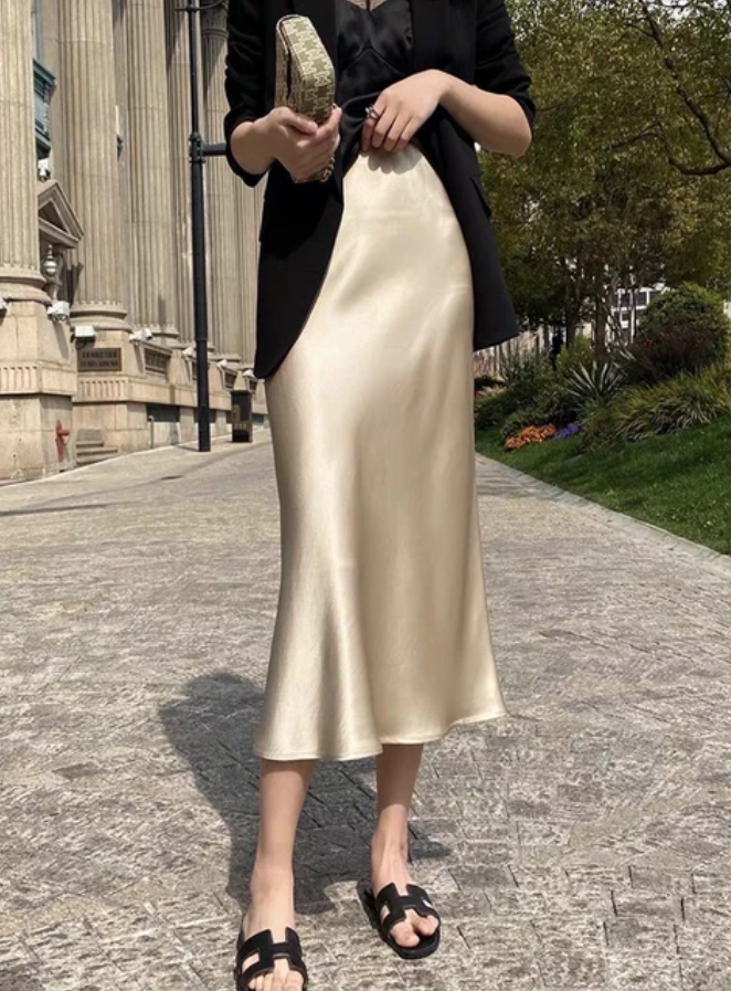 Wiva Satin Skirt in Champagne